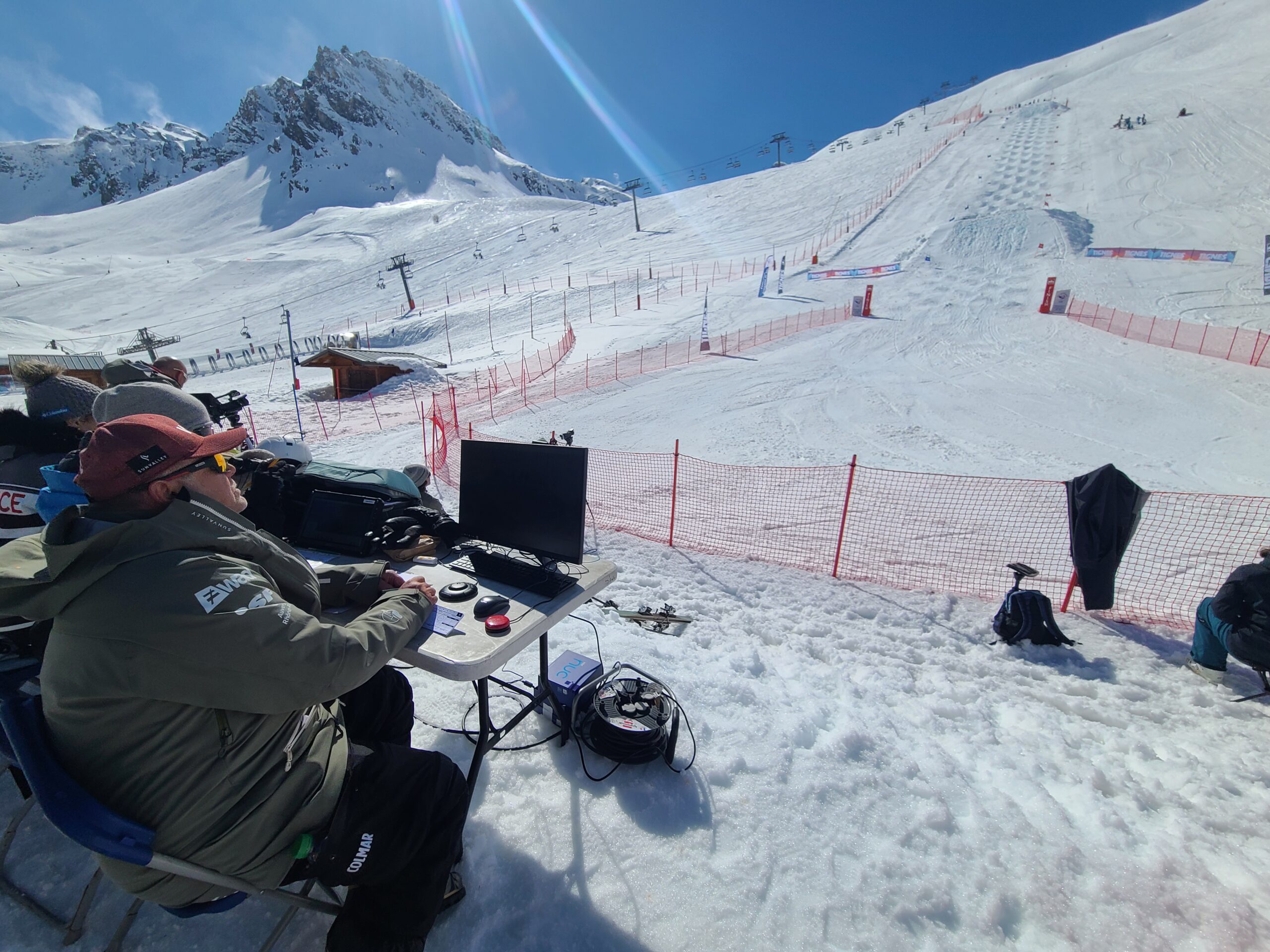 Arbitrage Vidéo : Comment la FIS et VOGO révolutionnent les Coupes d’Europe de Ski