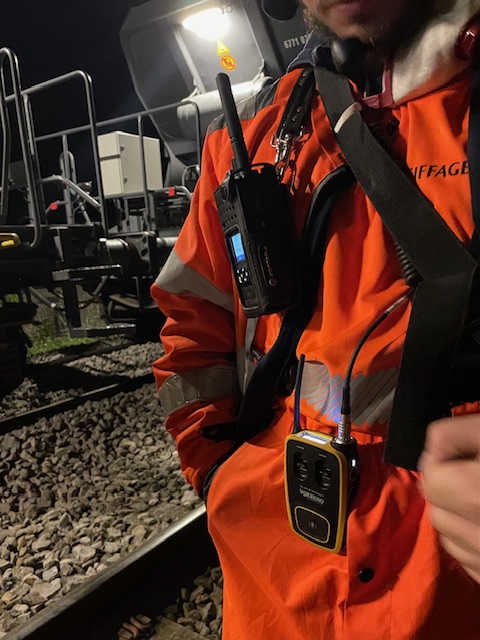 Ouvrier de l'entreprise EIFFAGE Rail posant avec son système audio VOKKERO GUARDIAN.