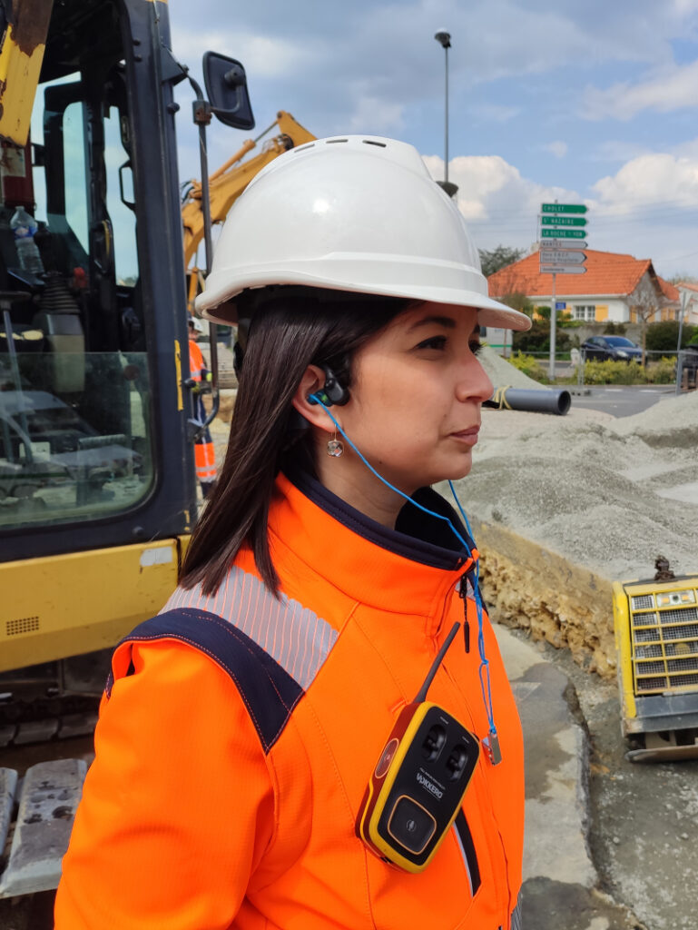 Nawel équipé en tenue d'ouvrier de chantier muni de son équipement audio : VOKKERO GUARDIAN